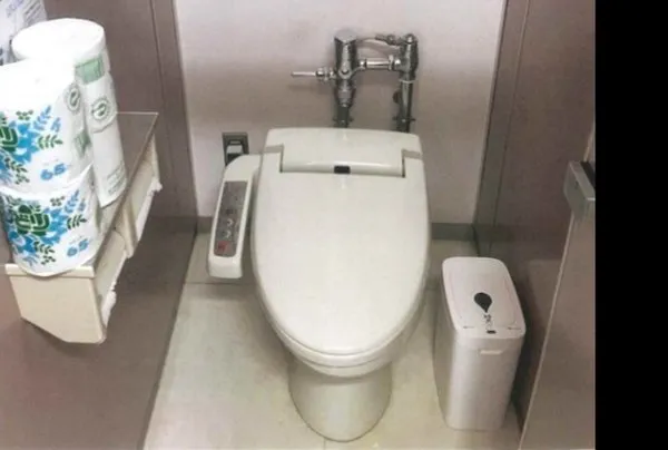 女性用トイレの個室。便器の右横にセンサー付きのノンタッチサニタリーボックスが置かれている。