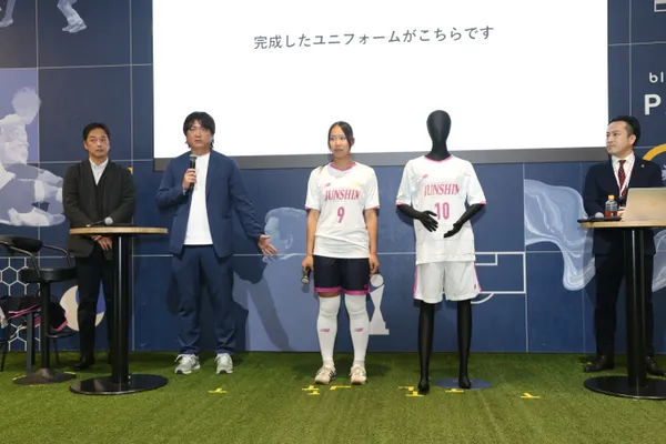 SOMPOグループ×WEリーグ「OUR STORIES」記者発表で、藤枝順心高校女子サッカー部の新ユニフォームを着用した選手とマネキンが登壇者とともに紹介されている様子