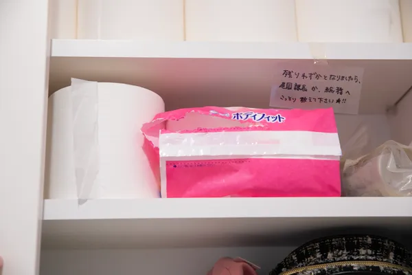 生理用品とそれに添えられているメモの写真