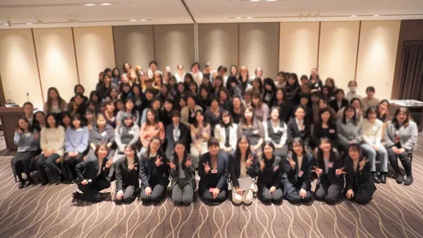 女性従業員の集合写真。およそ80人~90人前後が集合している