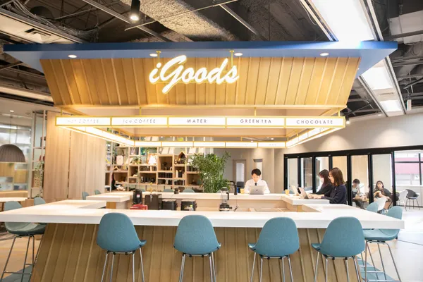 ロの字型の白いカウンターのカフェ