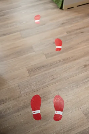 赤い足形