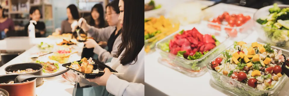 ビュッフェで食事を取り分けている人たちとサラダなどが提供されているビュッフェ